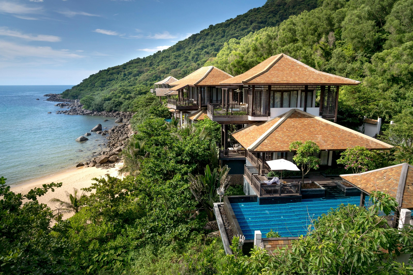 luxury villa vs hotel 3